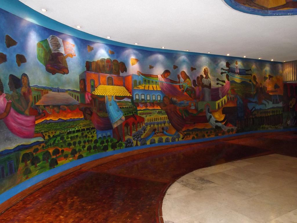فندق رويال بيدريجال هوتل مدينة مكسيكو المظهر الخارجي الصورة Mural by the artist at the Taj Mahal Palace, Mumbai